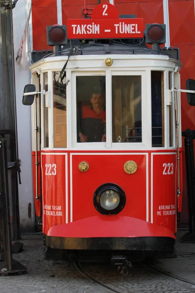 Oude Tram Beweegt Langs Isteklal Street Door Een Menigte Van — Stockfoto