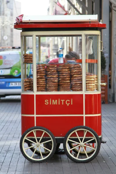 旧电车沿着Isteklal街穿过人群朝Taksim广场行驶 伊斯坦布尔的象征 — 图库照片