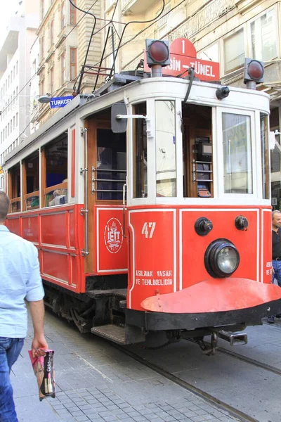 Oude Tram Beweegt Langs Isteklal Street Door Een Menigte Van — Stockfoto
