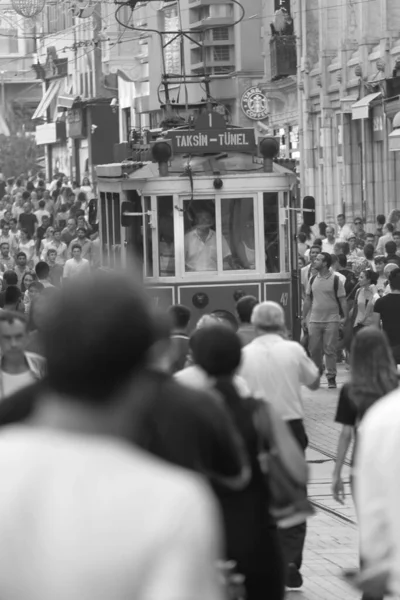 Vieux Tramway Longe Rue Isteklal Travers Une Foule Personnes Vers — Photo