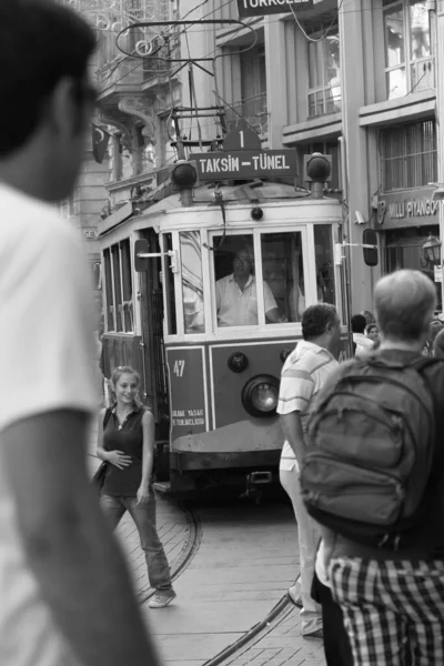 古いトラムは Taksim Squareに向かって人々の群衆を通してIstalle Streetに沿って移動します イスタンブールのシンボル — ストック写真
