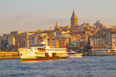 İstanbul 'daki eski ve estetik taşıma araçları ve İstanbul' un güzel manzarası.