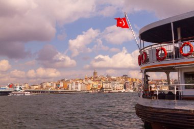 İstanbul 'daki eski ve estetik taşıma araçları ve İstanbul' un güzel manzarası.