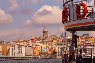 İstanbul 'daki eski ve estetik taşıma araçları ve İstanbul' un güzel manzarası.
