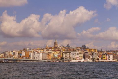 İstanbul 'daki eski ve estetik taşıma araçları ve İstanbul' un güzel manzarası.