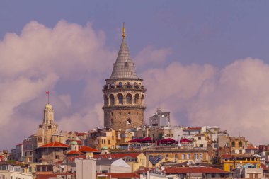 İstanbul 'daki eski ve estetik taşıma araçları ve İstanbul' un güzel manzarası.