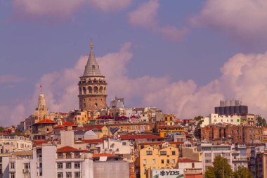 İstanbul 'daki eski ve estetik taşıma araçları ve İstanbul' un güzel manzarası.
