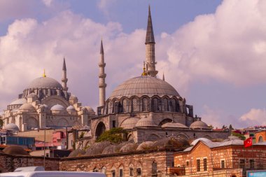 İstanbul 'daki eski ve estetik taşıma araçları ve İstanbul' un güzel manzarası.