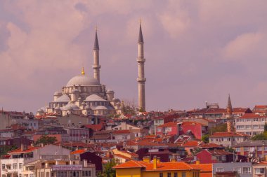 İstanbul 'daki eski ve estetik taşıma araçları ve İstanbul' un güzel manzarası.