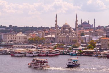 İstanbul 'daki eski ve estetik taşıma araçları ve İstanbul' un güzel manzarası.