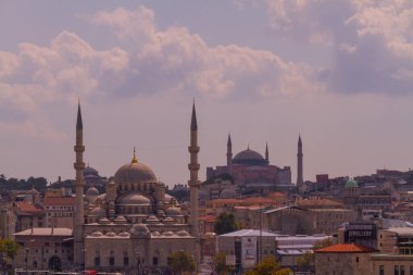 İstanbul 'daki eski ve estetik taşıma araçları ve İstanbul' un güzel manzarası.