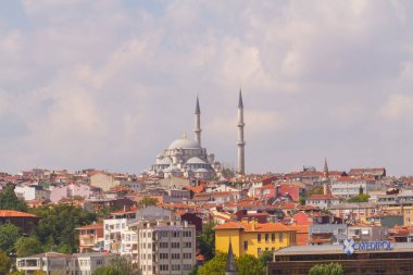 İstanbul 'daki eski ve estetik taşıma araçları ve İstanbul' un güzel manzarası.