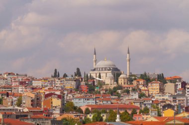 İstanbul 'daki eski ve estetik taşıma araçları ve İstanbul' un güzel manzarası.