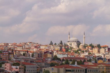 İstanbul 'daki eski ve estetik taşıma araçları ve İstanbul' un güzel manzarası.