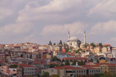 İstanbul 'daki eski ve estetik taşıma araçları ve İstanbul' un güzel manzarası.