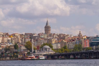 İstanbul 'daki eski ve estetik taşıma araçları ve İstanbul' un güzel manzarası.