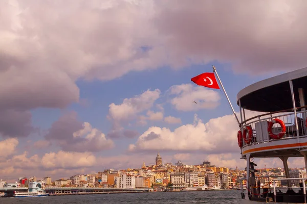 イスタンブールの古い美しい交通機関車とイスタンブールの美しい景色 — ストック写真
