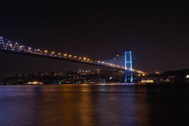 Boğazın kıyısındaki Beylerbeyi Sarayı - İstanbul, Türkiye