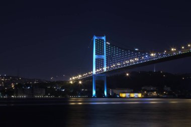 Boğazın kıyısındaki Beylerbeyi Sarayı - İstanbul, Türkiye