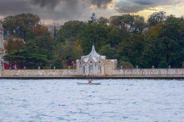 Boğazın kıyısındaki Beylerbeyi Sarayı - İstanbul, Türkiye
