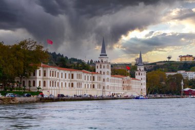 Kuleli Askeri Lisesi, ya da Kuleli Askeri Lisesi, Boğaz Boğazı kıyısında Boğaz köprüsü yakınında.