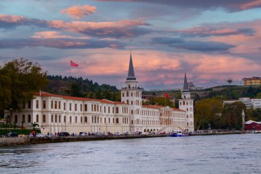 Kuleli Askeri Lisesi, ya da Kuleli Askeri Lisesi, Boğaz Boğazı kıyısında Boğaz köprüsü yakınında.
