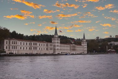 Kuleli Askeri Lisesi, ya da Kuleli Askeri Lisesi, Boğaz Boğazı kıyısında Boğaz köprüsü yakınında.