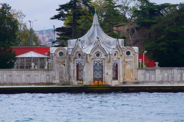 stock image Beylerbeyi Palace on the bank of Bosphorus strait - Istanbul, Turkey