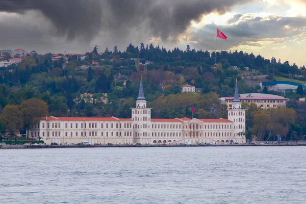 Kuleli Askeri Lisesi, ya da Kuleli Askeri Lisesi, Boğaz Boğazı kıyısında Boğaz köprüsü yakınında.