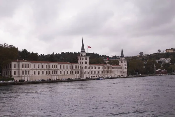 Kuleli Askeri Lisesi, ya da Kuleli Askeri Lisesi, Boğaz Boğazı kıyısında Boğaz köprüsü yakınında.