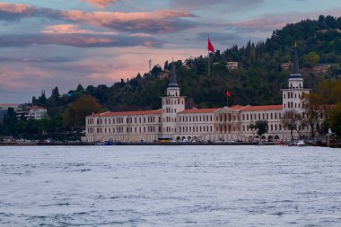 Kuleli Askeri Lisesi, ya da Kuleli Askeri Lisesi, Boğaz Boğazı kıyısında Boğaz köprüsü yakınında.