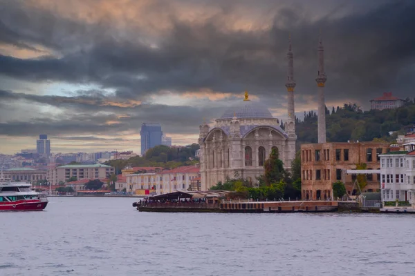 Tarihi Ortakoy Camii ve Bölgesi