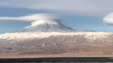 Ararat Dağı buzullu ve kar zirvesi güzel güneşli havada mavi gökyüzü ve bulutlu