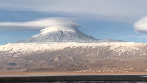Mount Ararat Ledovcem Sněhem Vrchol Pěkném Slunečném Počasí Modrou Oblohou — Stock video
