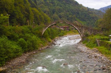 Frtna Nehri üzerindeki eski taş köprüler, çok sağlam ve kullanışlı.