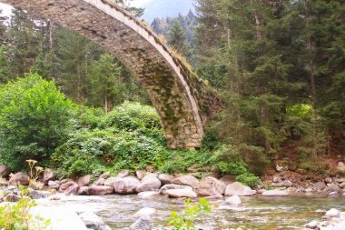 Frtna Nehri üzerindeki eski taş köprüler, çok sağlam ve kullanışlı.