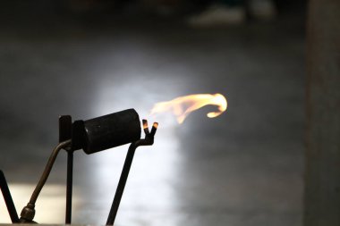 Cam atölyesinde çalışan sanatçılar