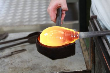 Cam atölyesinde çalışan sanatçılar