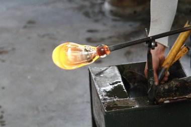 Cam atölyesinde çalışan sanatçılar