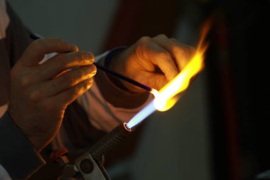 Cam atölyesinde çalışan sanatçılar