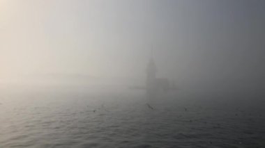 Sisli bir günde Bakire Kulesi ve İstanbul