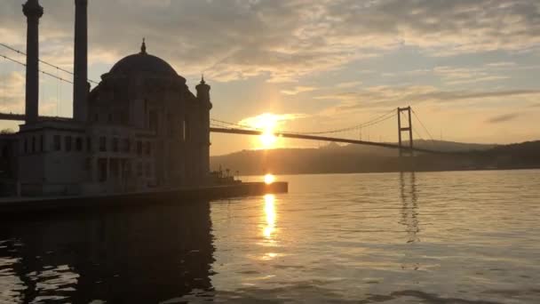 Güneş Doğarken Stanbul Daki Ortakoy Camii Boğaz Köprüsü Türkiye — Stok video