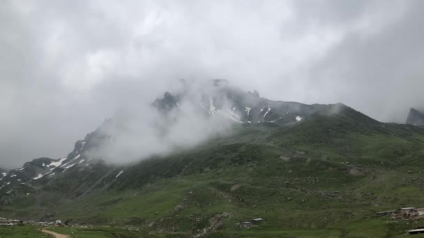 산맥은 구름낀 하늘을 배경으로 지대와 — 비디오