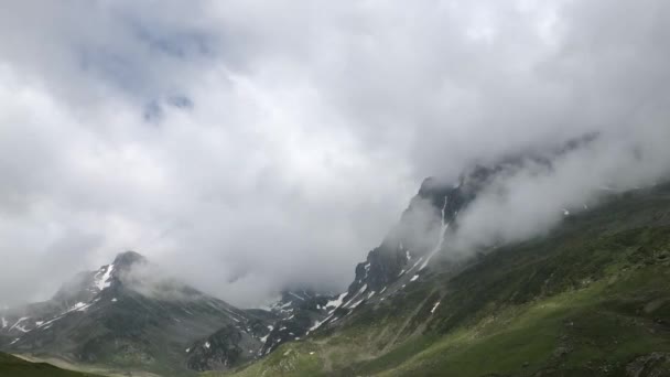 산맥은 구름낀 하늘을 배경으로 지대와 — 비디오