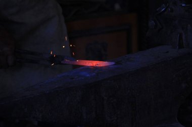 Demirciler demiri şekillendiriyor, demirci atölyesi