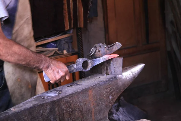 鉄を形作る職人 ブラックスミスワークショップ — ストック写真
