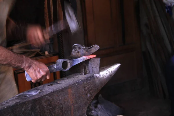 Craftsmen Shaping Iron Blacksmith Workshop — Stock Photo, Image