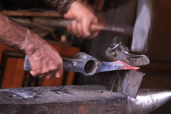 鉄を形作る職人 ブラックスミスワークショップ — ストック写真