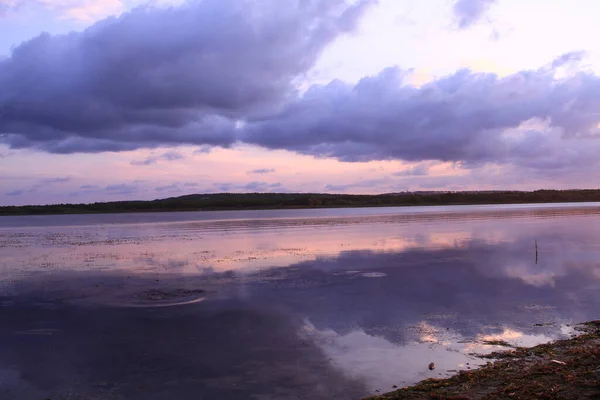 色彩艳丽的落日笼罩着Terkos湖 — 图库照片