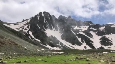 Avusor Platosu ve Kackar Dağları mavi bulutlu gökyüzü arkaplanıyla